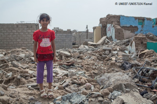 破壊された家の中に立つ女の子(イエメン・ラヒジュ)2016年8月撮影© UNICEF_UN057324_Kamal
