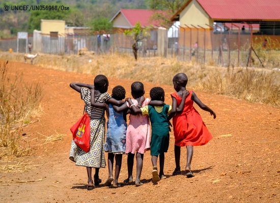 学校から一緒に帰る難民の子どもたち(ウガンダ)2017年3月2日撮影 © UNICEF_UN056968_Ose