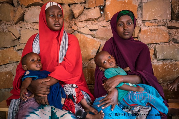 ユニセフの支援を受ける外来治療センターで、子どもを診てもらうため待つ若い母親たち（ソマリア・ガーバハレ）2017年4月5日撮影© UNICEF_UN058953_Knowles-Coursin