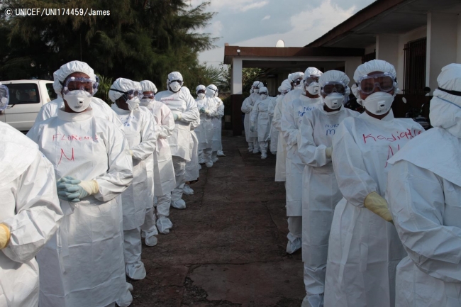防護服を身に着けてエボラ出血熱の訓練を受ける保健員（イラク・マケニ）2014年11月撮影））※本文との直接の関係はありません。© UNICEF_UNI174459_James
