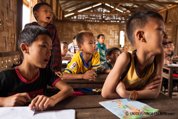 Phan Khar Kone避難民キャンプにある学校で勉強する子どもたち(ミャンマー・カチン州)2017年3月29日撮影© UNICEF_UN061862_Brown
