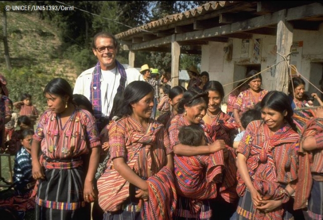 織物工場を訪ねるロジャー・ムーア大使(グアテマラ)1991年6月撮影© UNICEF_UNI51393_Cerni