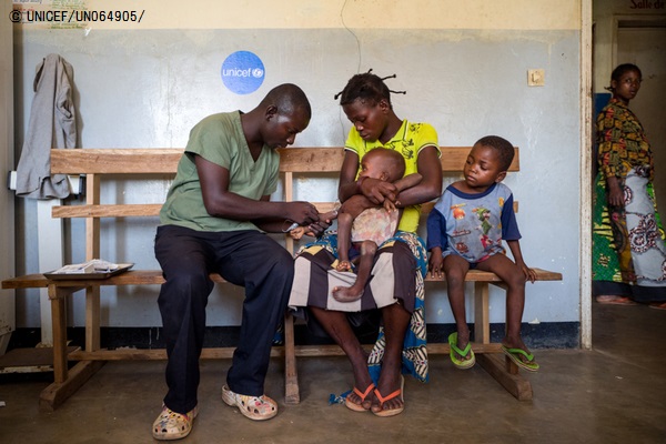 病院で栄養不良の治療を受ける子ども（コンゴ民主共和国）2017年5月20日撮影© UNICEF_UN064905_