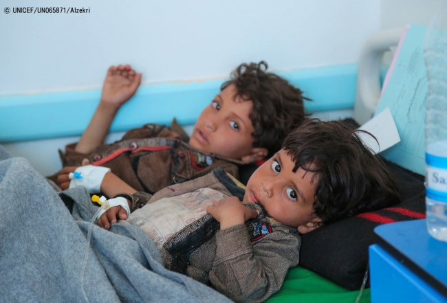 コレラが疑われる症状があり、病院で治療を受ける子どもたち(イエメン・サヌア) 2017年5月12日撮影© UNICEF_UN065871_Alzekri