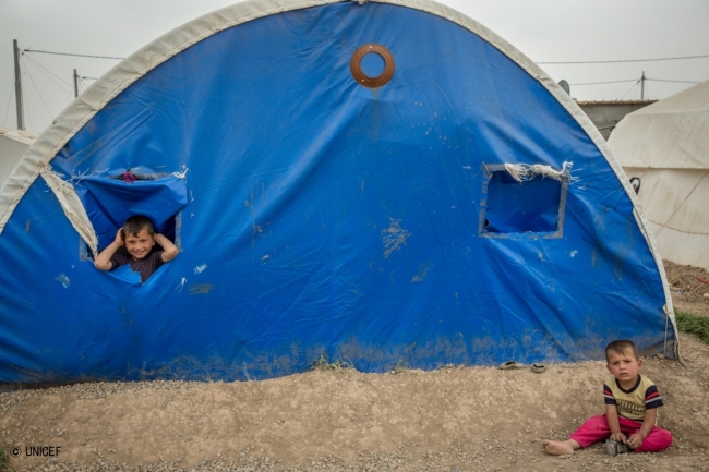 テントで遊ぶ子どもたち（2017年5月2日撮影）© UNICEF