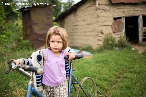 タイヤのない古い自転車で遊ぶ4歳の女の子 (ルーマニア)2016年8月撮影© UNICEF_UN040565_Cybermedia
