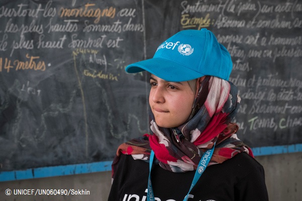 チャドの学校を訪ねるマズーン・メレハンさん (2017年4月21日撮影) © UNICEF_UN060490_Sokhin