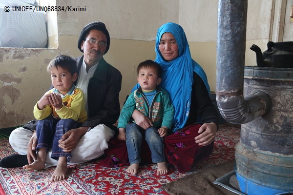 移動保健チームが村を訪ねるようになってから、母親と子どもの死亡数が減少したと話す家族（アフガニスタン）2016年2月撮影© UNICEF_UN068834_Karimi