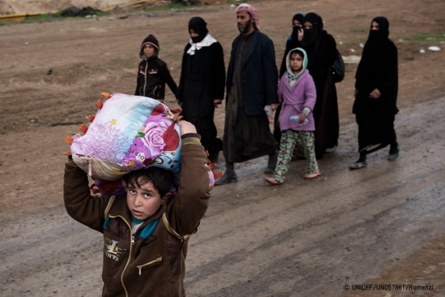 戦闘から逃れてきた人たち（イラク・モスル西部）2017年3月11日撮影© UNICEF_UN057861_Romenzi