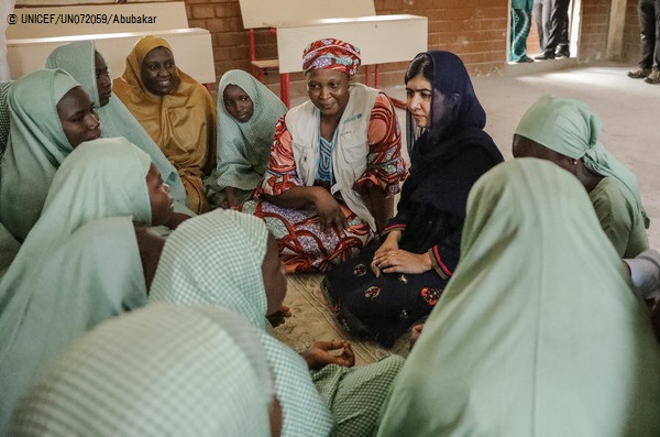 女子生徒たちと話すマララさん。(2017年6月18日撮影) © UNICEF_UN072059_Abubakar