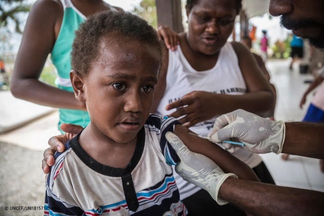 はしかと風疹の予防接種を受ける子ども (2015年3月撮影) © UNICEF_UNI181571_Sokhin