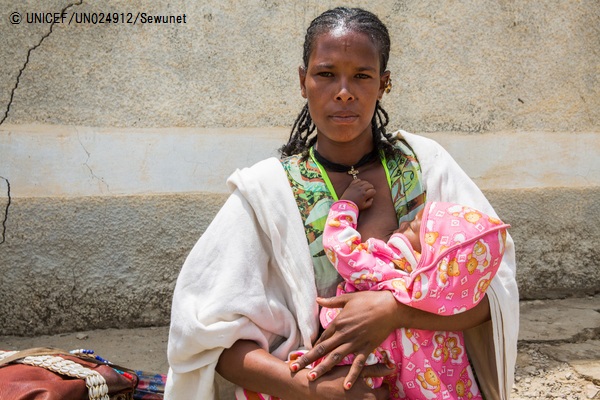 6カ月の息子に母乳を与える母親(エチオピア) © UNICEF_UN024912_Sewunet