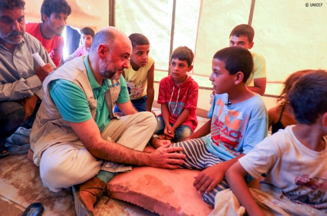 アリーシャ避難民キャンプで子どもたちに会うユニセフ（国連児童基金）・シリア事務所代表のフラン・エクイザ。© UNICEF