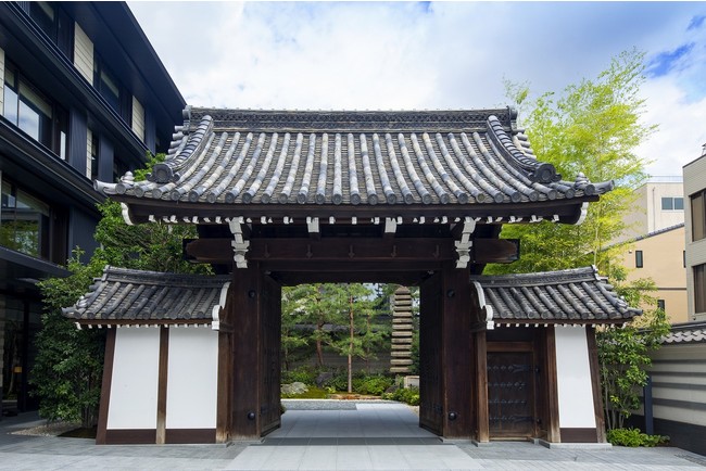HOTEL THE MITSUI KYOTOの表玄関を飾る「梶井宮門」が、登録有形文化財（建造物）に登録