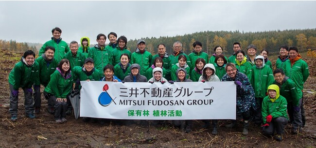 オリンピアンとともに植林研修活動を実施した様子