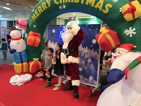 今年もサンタクロースがエビスタ西宮に登場 クリスマスイベント エビスタにサンタクロースがやってくる 阪急阪神ホールディングス株式会社のプレスリリース