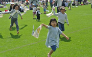 芝生の上で走ってみよう！