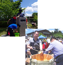 式典開始前に、六甲山小学校の児童がグルーム氏の銅像を清掃します