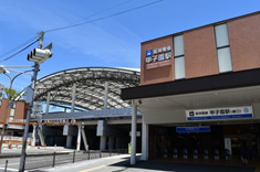 〈阪神電車甲子園駅〉