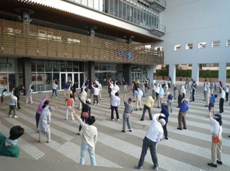 御影駅前での開催風景