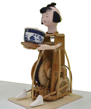 茶運人形（江戸からくり）の内部・・座敷でお茶を運ぶからくり。仕組みが見える展示も。