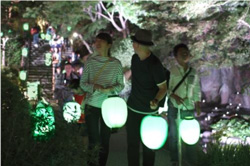 髙橋匡太「Glow with City Project in Kamakura 長谷の灯かり」 2015年　撮影(村上美都）
