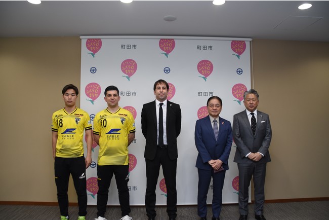 左から毛利選手、ヴィニシウス選手、ルイス監督、町田市長　石阪、山本社長