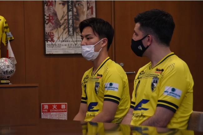 意気込みを語る毛利選手とヴィニシウス選手