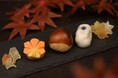 栗饅頭や紅葉を表現した上生菓子など、秋の和菓子を味わう。130年以上愛される串本の老舗和菓子店「儀平」と連携した秋限定宿泊プランを販売【メルキュール和歌山串本リゾート＆スパ】