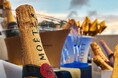 シャンパンのフリーフローと食を楽しむイベント「クー・ド・フードル」。オープンエアのテラスで今年も開催!