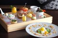 【メルキュール京都ステーション】サマーフルーツとセイボリーを楽しむ「トロピカルガーデンアフタヌーンティー」が8月限定で登場
