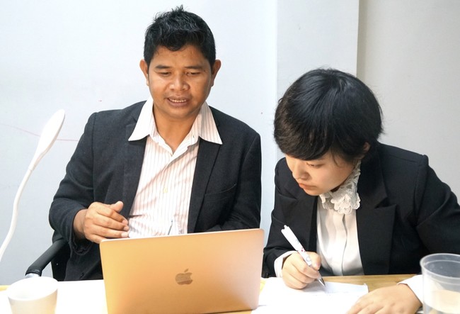 カンボジアで若者の職業訓練・雇用創出事業を展開するバンドン代表の講演の様子