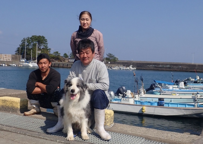「さめ素干し」を加工する松田ご夫妻と愛犬とスタッフ