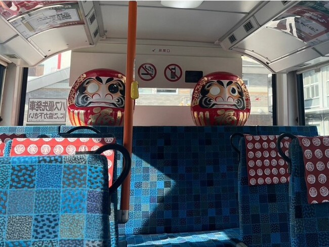 車内後方にはダルマが鎮座 車内後方にはダルマが鎮座