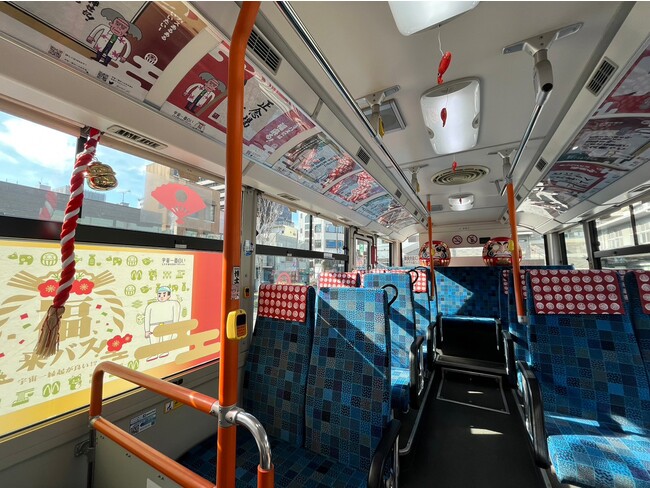 縁起物であふれる車内 縁起物であふれる車内