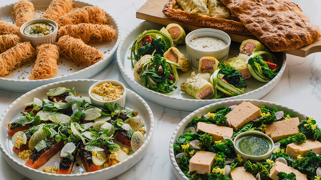 （右手前）サクラマスのテリーヌと春野菜のサラダ ピスタチオジェノベーゼソース （左奥） サクラマスのカダイフ包み 日向夏のヴィエルジュソース