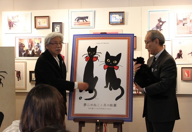 水戸岡鋭治と小嶋光信(「夢二のねこと黒の助展― 竹久夢二×水戸岡鋭治partII」(2017年)のプレス発表時の写真) 水戸岡鋭治と小嶋光信(「夢二のねこと黒の助展― 竹久夢二×水戸岡鋭治partII」(2017年)のプレス発表時の写真)