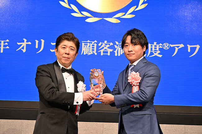 オリコン株式会社の小池代表取締役社長(左)より、当クリニック総院長磯野にトロフィーが授与されました オリコン株式会社の小池代表取締役社長(左)より、当クリニック総院長磯野にトロフィーが授与されました