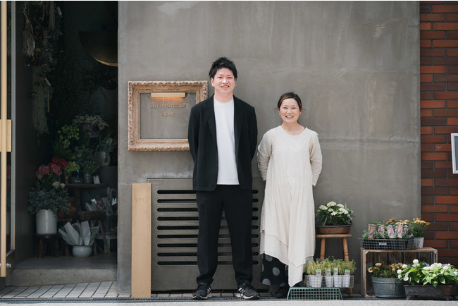 ライフイズパティシエ オーナーシェフ太田悠一(左)と日花朴果フラワーデザイナー石原里恵(右)。 ライフイズパティシエ オーナーシェフ太田悠一(左)と日花朴果フラワーデザイナー石原里恵(右)。