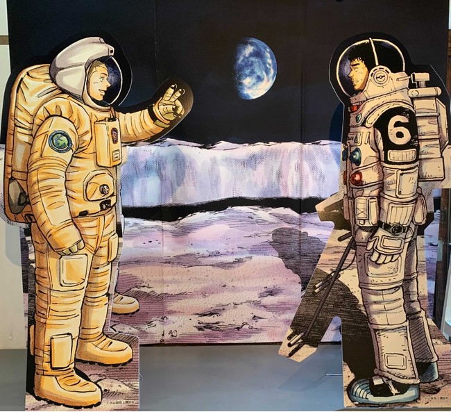 宇宙兄弟40巻発売記念展 大阪会場 大迫力のパネル展示 見どころをご紹介 株式会社toricoのプレスリリース