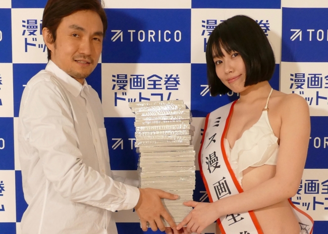 授与式。TORICO社長 安藤拓郎(左), しんたに もも子(右)