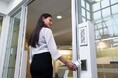 スマートフォンによるタッチ入退館・入退室システムを国内賃貸オフィス初導入