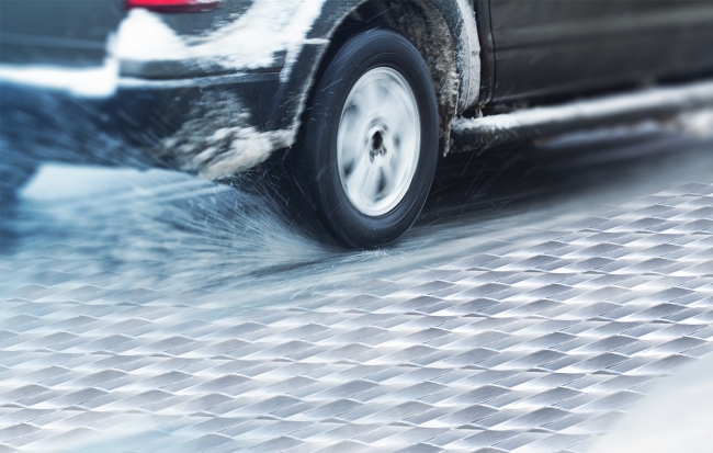 繊維が雪や水を急速に吸収、タイヤとの接地面を確保しドライアスファルトと同じように走行できる。チェーンの取り付けはもちろん、冬用タイヤへの交換も不要