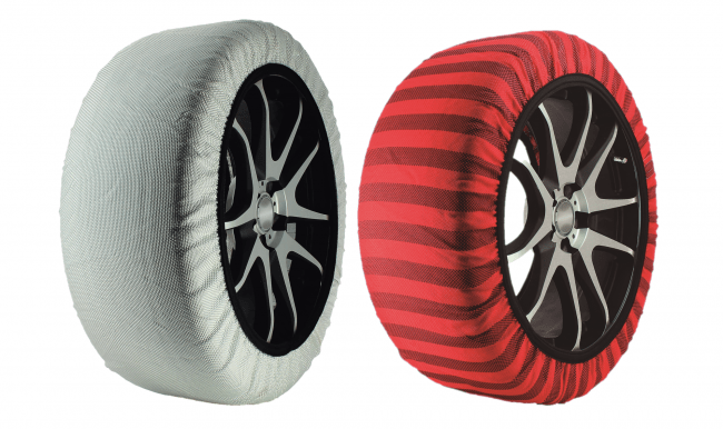 スタッドレスタイヤと同等の効果を期待できるイッセ・スノーソックス(布製タイヤチェーン)。(左)スーパーモデル15,800円、(右)クラシックモデル10,900円