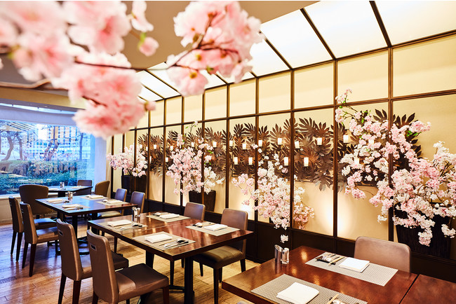 桜のデコレーションと共にお花見をお楽しみいただける個室