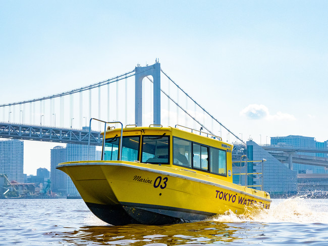 東京ウォータータクシーを貸し切り、東京湾をクルージング。水上から都会の風景を堪能できる。