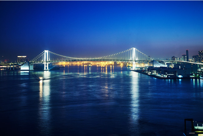 東京湾とレインボーブリッジの夜景