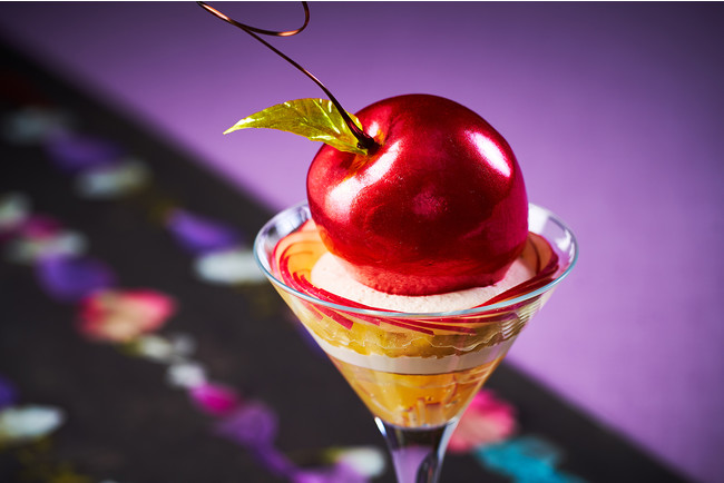 旬のりんごをふんだんに使い、りんごをリアルに表現したアーティスティックなパフェ