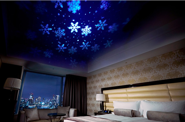 天井に雪の結晶が映し出されるロマンティックなプロジェクターライト