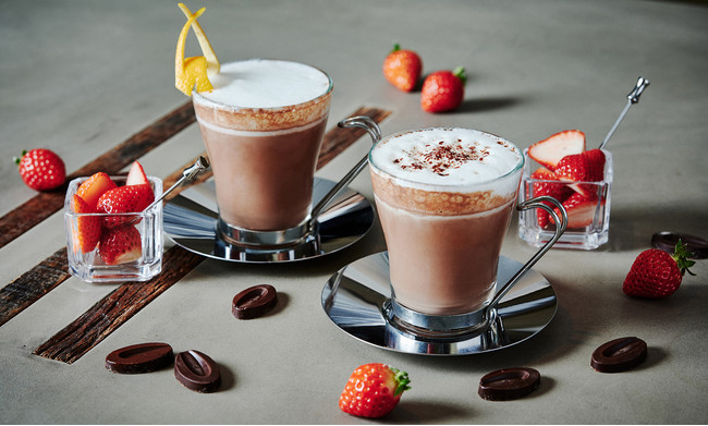 「ザ・オレンジホットチョコレート」(左)、「ザ・ホットチョコレート」(右) 「ザ・オレンジホットチョコレート」(左)、「ザ・ホットチョコレート」(右)